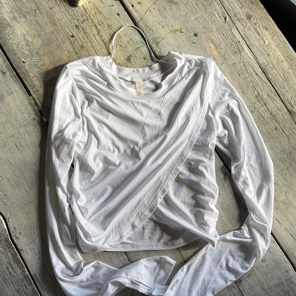 Free movement, White Tee cropped with side rushing and tulip front- like new.